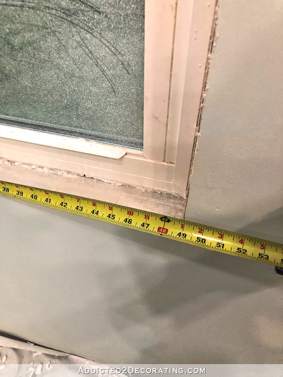 Mesurer la largeur de la fenêtre pour la mesure du rebord de la fenêtre (tabouret)