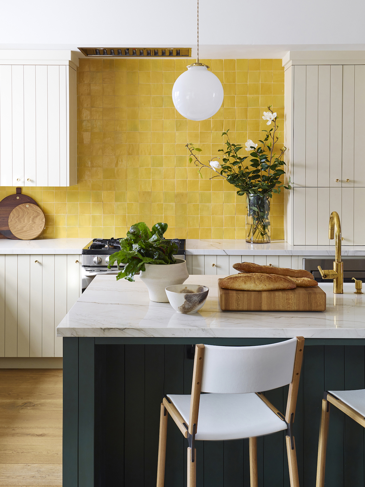 une cuisine de cottage avec dosseret jaune vif | chambre de la semaine sur coco kelley