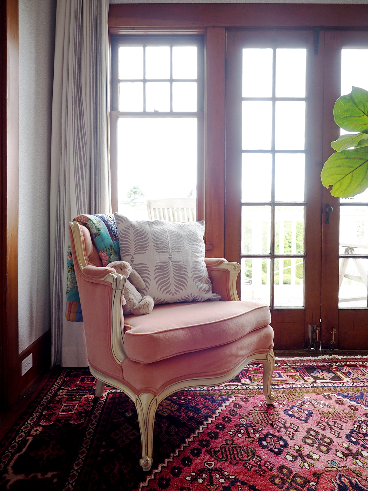 jolie chaise vintage rose dans la chambre d'enfant | relooking de pépinière inspiré de cottage vintage sur coco kelley