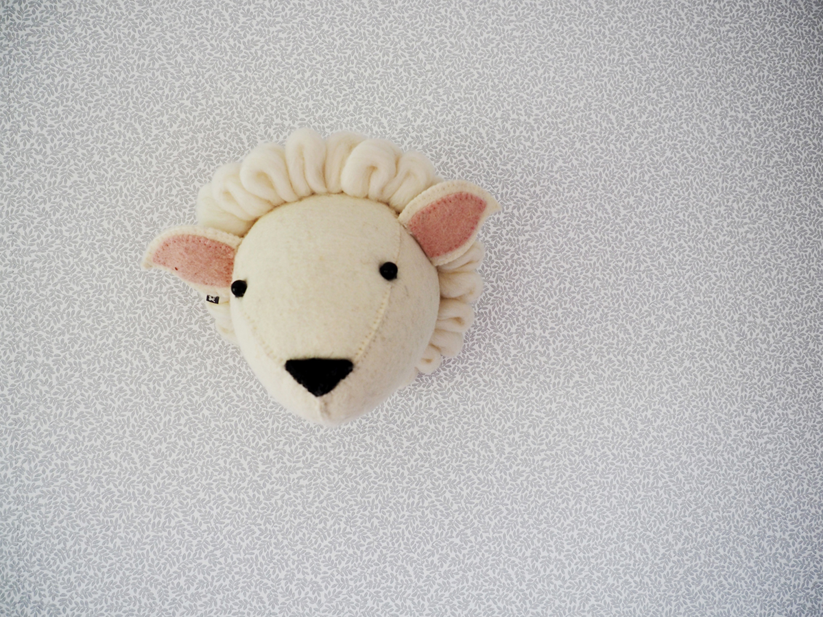 serena et lys en feutre décor tête de mouton | relooking de pépinière inspiré de cottage vintage sur coco kelley