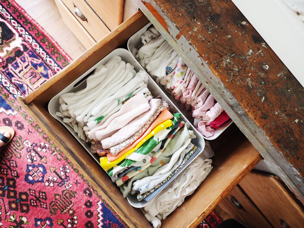 stockage de vêtements pour bébés | relooking de pépinière inspiré de cottage vintage sur coco kelley