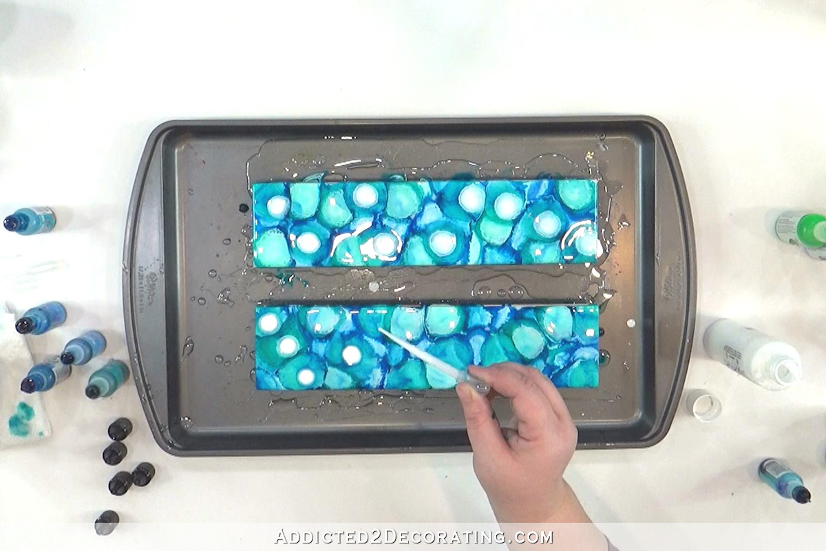 échantillons de carreaux de salle de bains - test 2a - six encres à base d'alcool différentes sont passées dans une résine transparente avec du blanc après chaque couleur