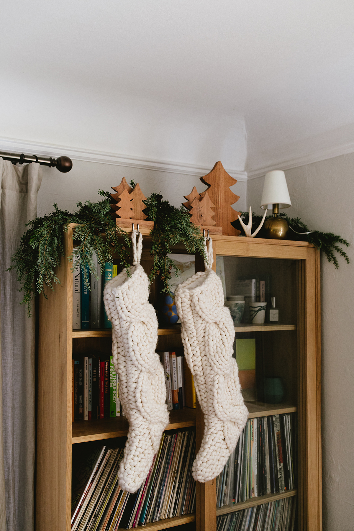 décor de salon de Noël confortable avec caisse et baril | coco kelley