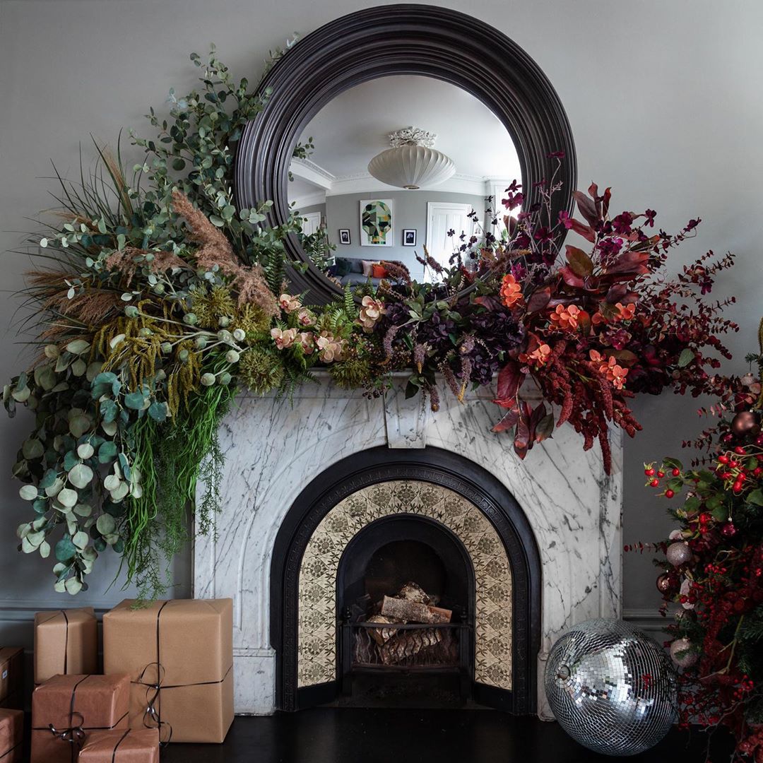 installation florale sur un manteau de cheminée classique avec miroir par hello flora