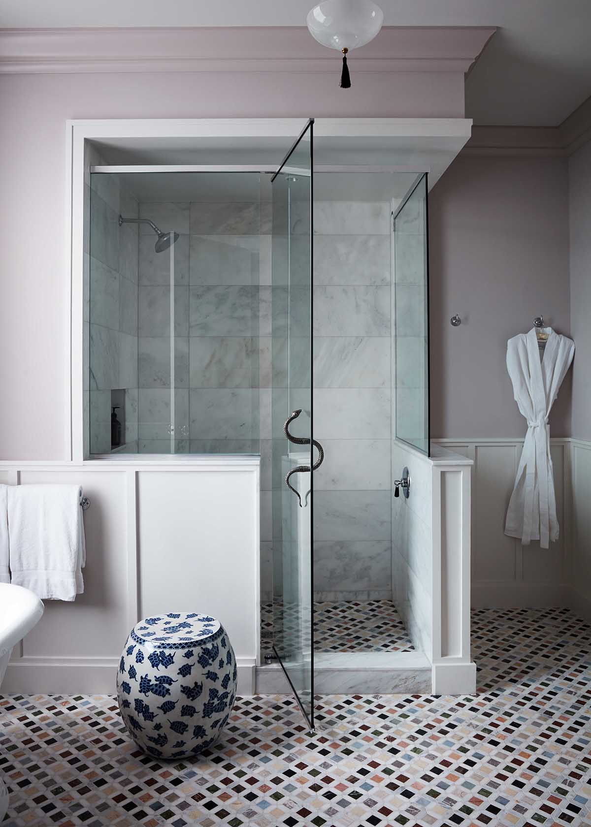 murs lilas et sols en marbre incrusté douche de luxe avec poignées de serpent | maison de la luz