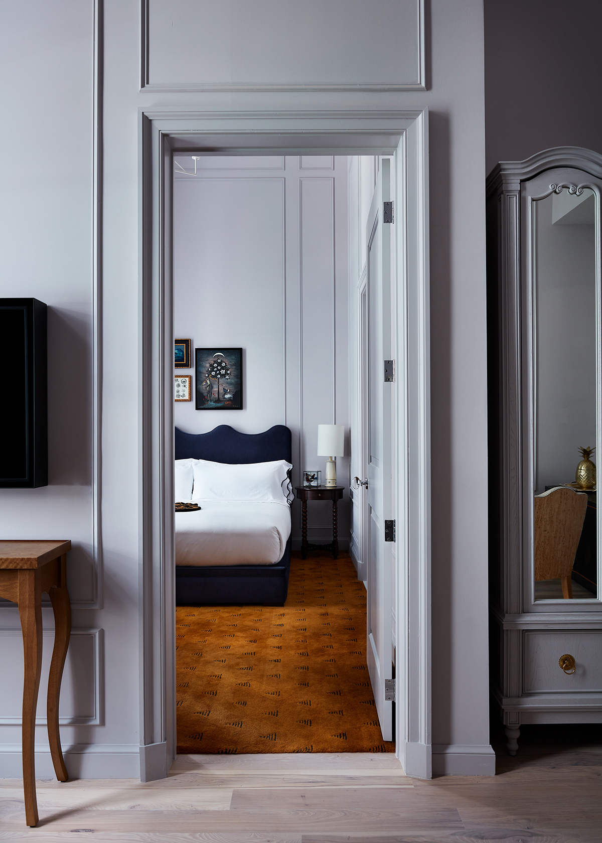 les chambres de la maison de la luz avec des murs lilas et un lit bleu royal | coco kelley