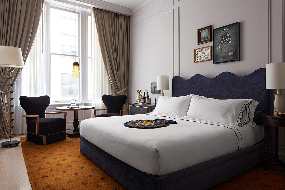 les chambres de la maison de la luz avec des murs lilas et un lit bleu royal | coco kelley