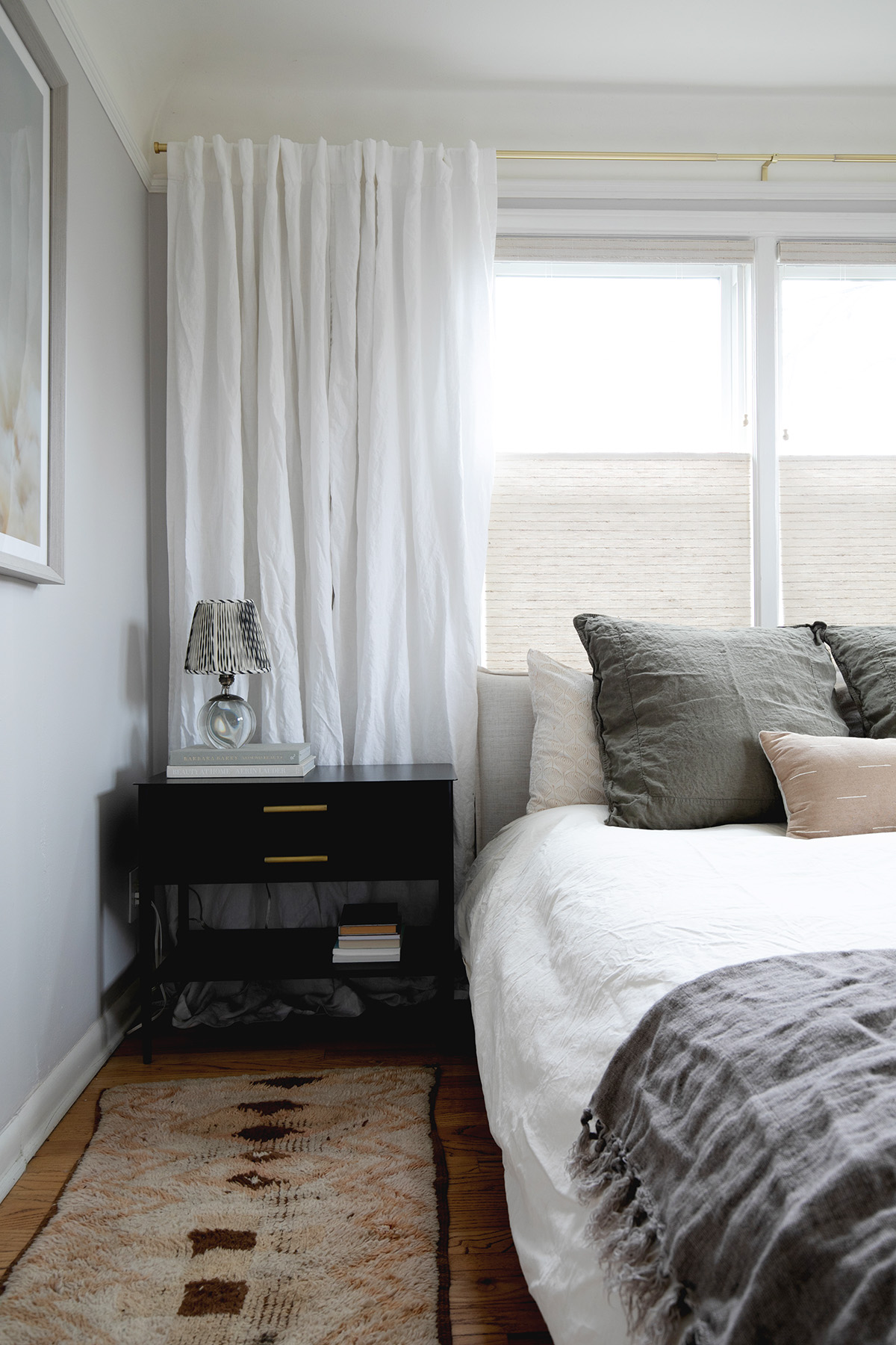 murs gris lilas et accents masculins chaleureux style chambre à coucher coco kelley